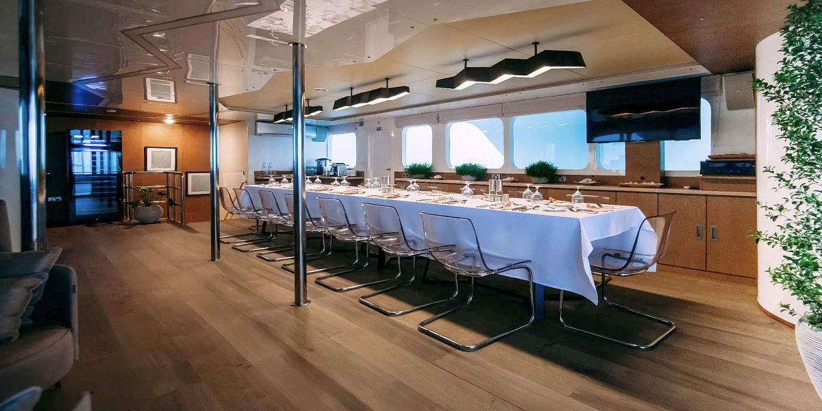 Аренда 31 метровой мега яхты Alice на Мальдивах - всё включено